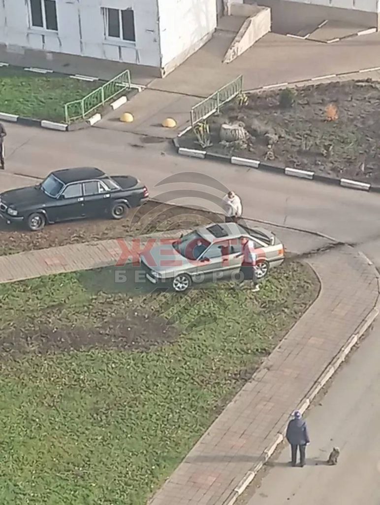 Автомобили на газонах: жители Майского возмущены поведением студентов