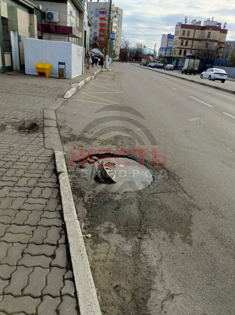Опасный провал люка обнаружен на улице Попова у остановки Павлова