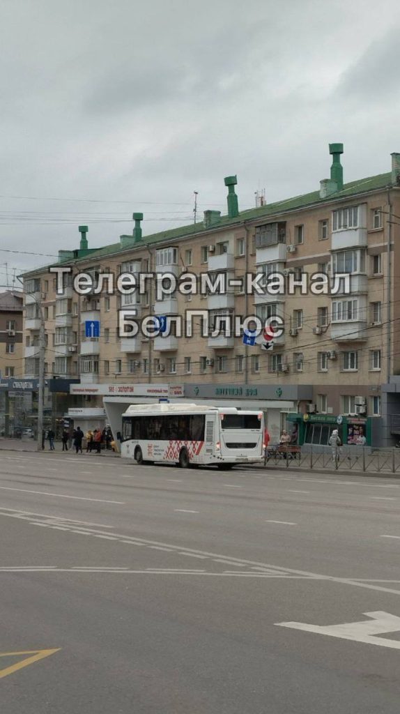 Аварийная труба угрожает прохожим у остановки «Стадион» в Белгороде