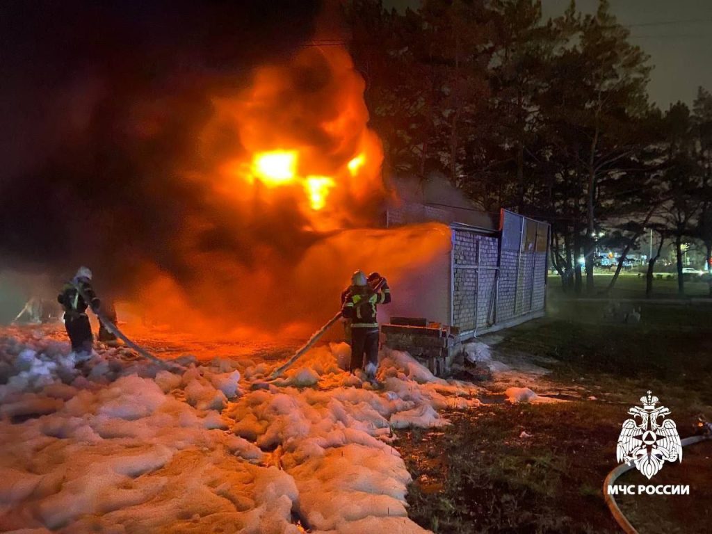 Крупный пожар в торговом помещении на проспекте Угарова в Старом Осколе