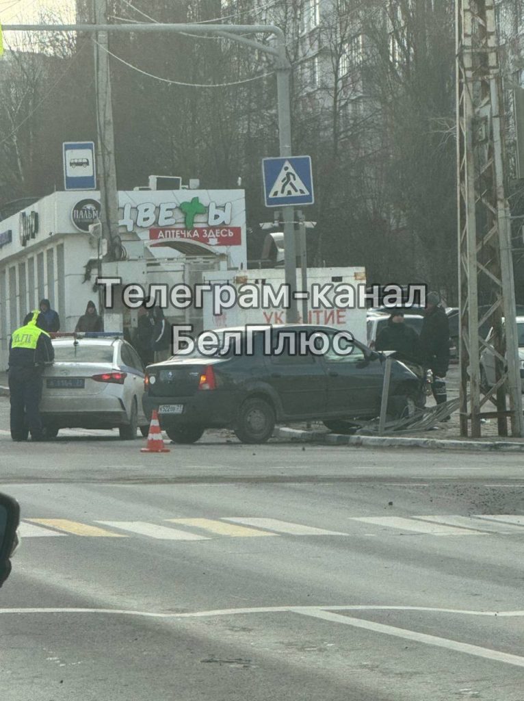 Автомобиль столкнулся с ограждением на улице Губкина в Белгороде
