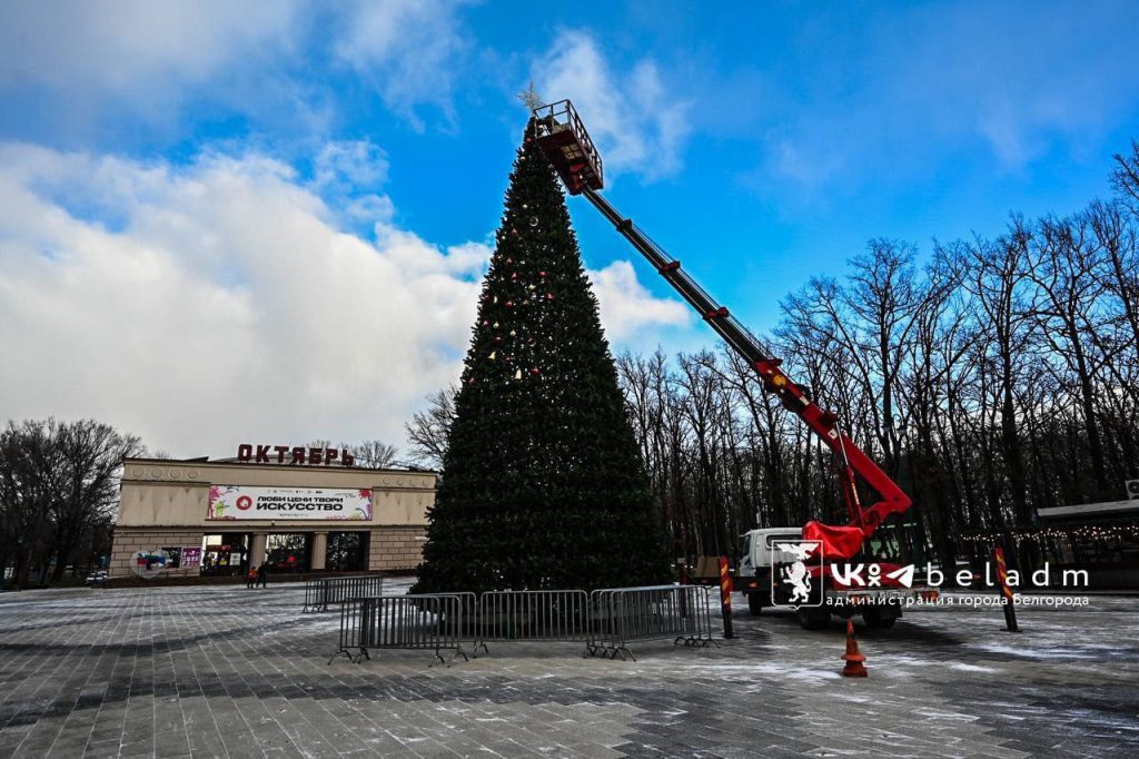 В Белгороде завершили монтаж главной новогодней ели у культурного центра «Октябрь»