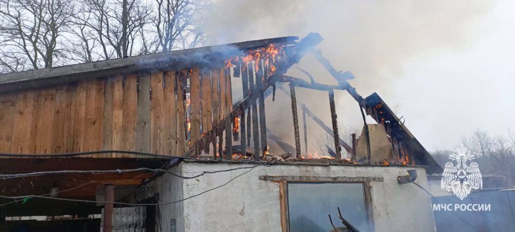 Пожар в летней кухне под Белгородом: обрушилась кровля