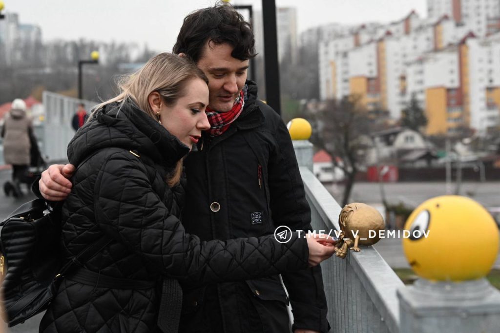 История любви, увековеченная в скульптуре: на белгородском «мосту смайлов» появились новые символы
