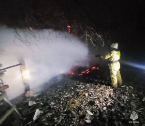 Пожар в селе Комаревцево: навес уничтожен огнём