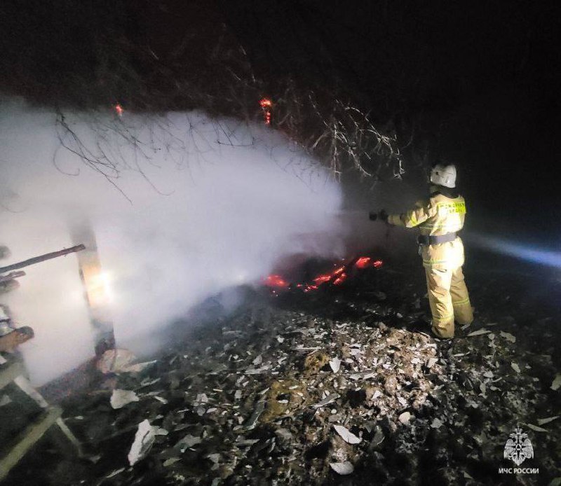 Пожар в селе Комаревцево: навес уничтожен огнём