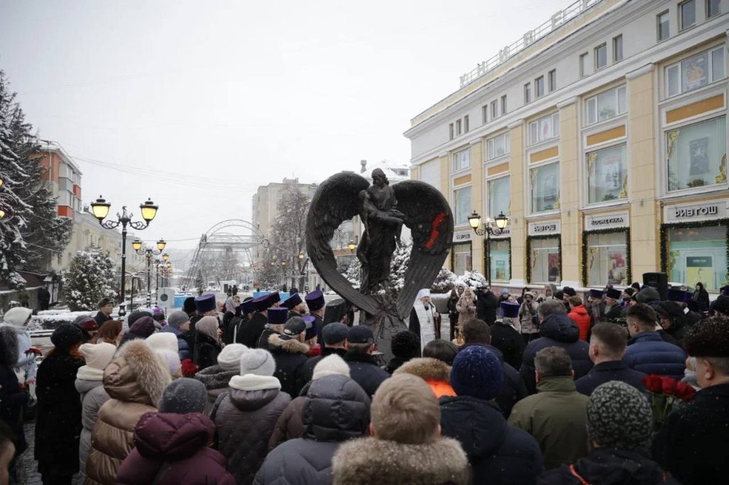 Митрополит Иоанн освятил мемориал в память о жертвах трагедии 30 декабря 2023 года