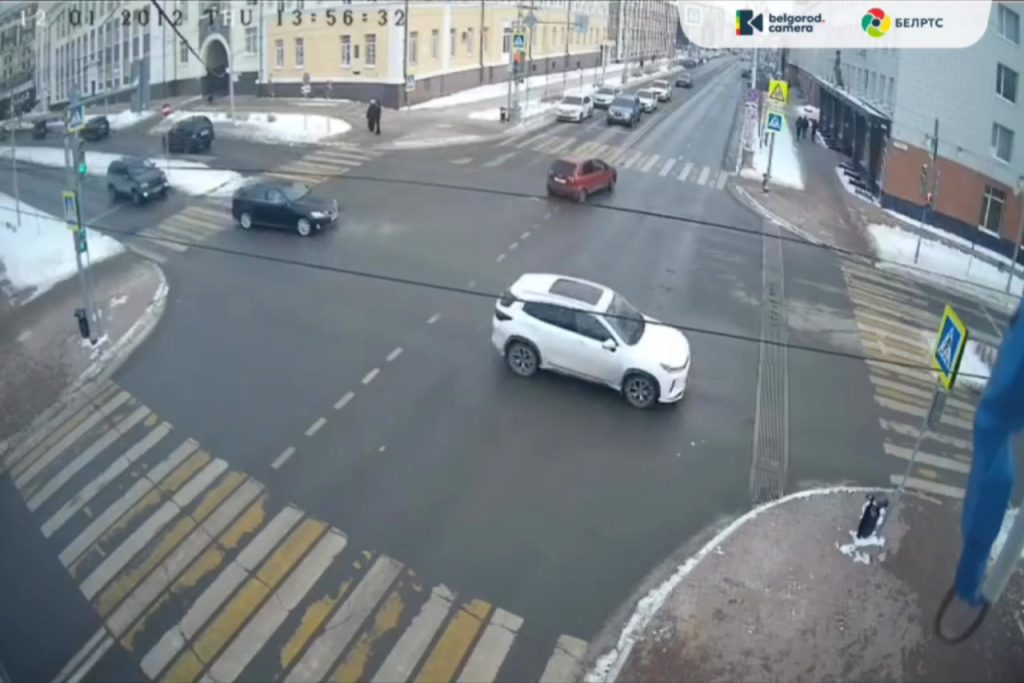Серьезное ДТП в центре Белгорода: кроссовер ударил легковушку при развороте