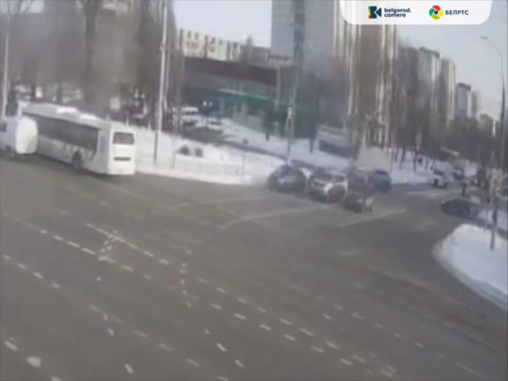 Автомобиль влетел в цветочный магазин на улице Железнякова в Белгороде