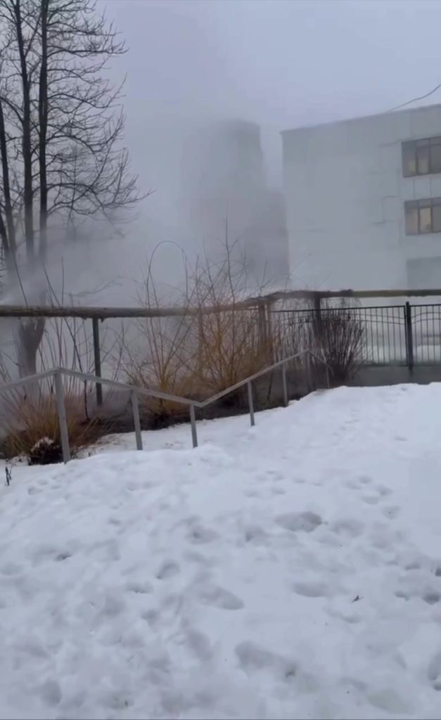 Горячий гейзер на улице Королёва: в Белгороде произошёл порыв теплосети