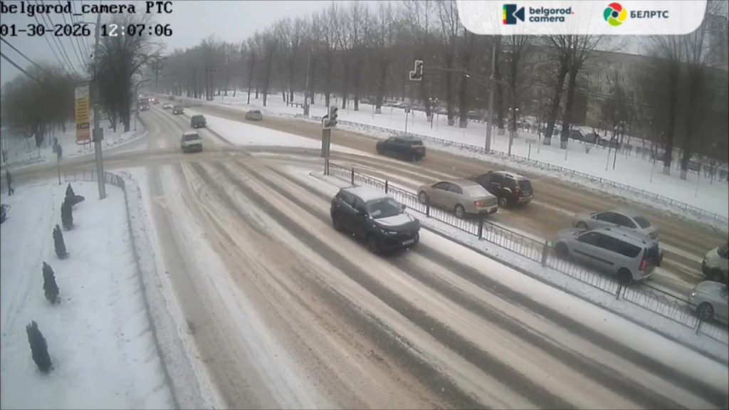Двойное ДТП на скользком перекрестке: водители не смогли затормозить
