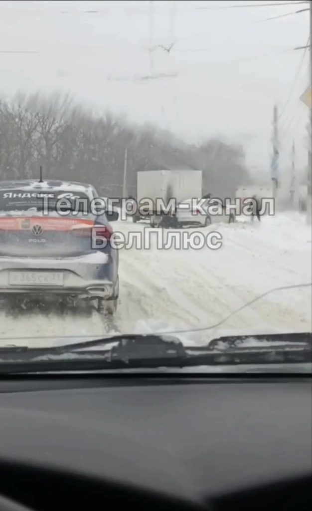 ДТП на улице Губкина в Белгороде: столкновение грузовика и легкового автомобиля