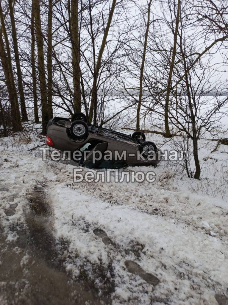 Автомобиль перевернулся в кювете в Ивнянском округе