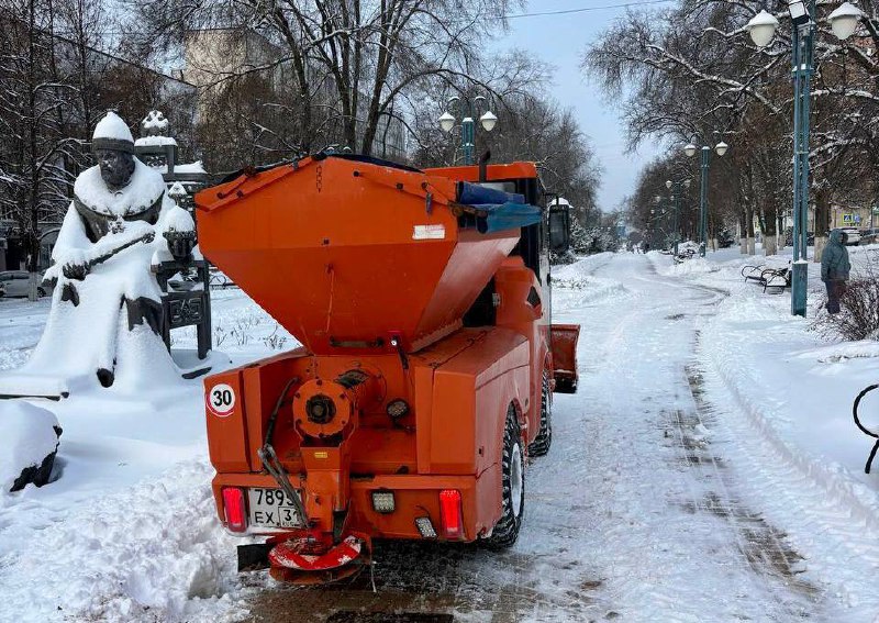 Белгород засыпало снегом: на расчистку улиц вышли сотни работников и десятки единиц техники