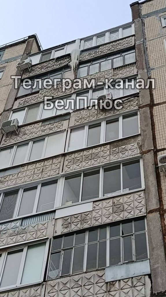 Опасная сосулька угрожает детям на проспекте Ватутина в Белгороде