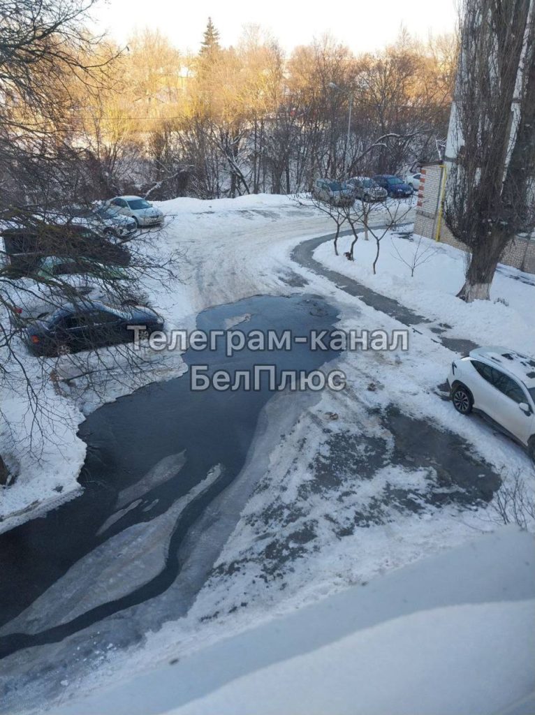 Двор жилого дома на Прикольной затоплен из-за прорыва канализации