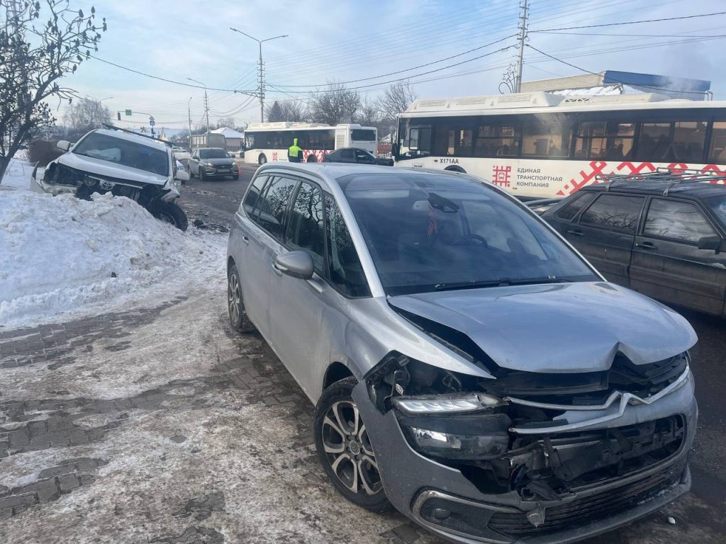 Массовое ДТП на Красноармейской: столкнулись пять автомобилей