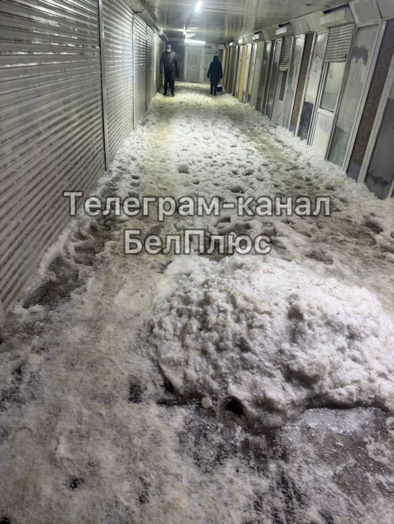 Подземный переход у метро «Сокол» второй день подряд затоплен водой и снегом