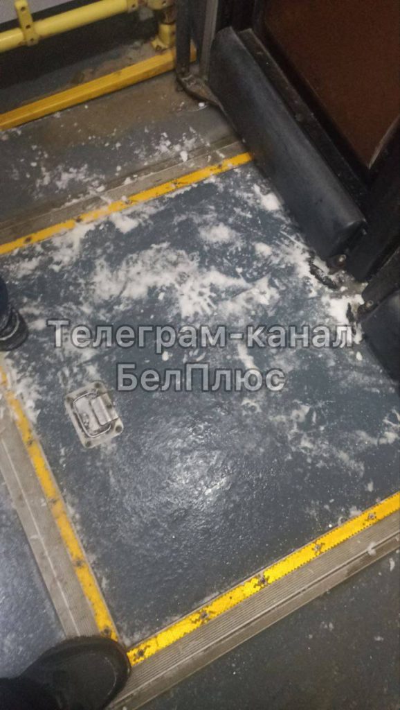 Пассажиры жалуются на ледяной пол и холод в автобусе №114