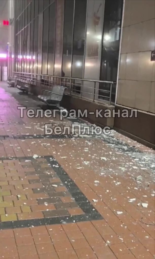 Осколок повредил остекление железнодорожного вокзала