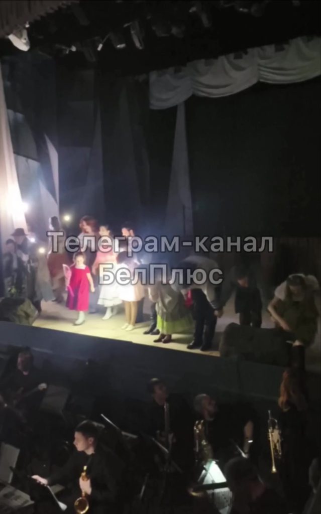 Спектакль в темноте: белгородские зрители подсветили сцену фонариками
