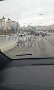 Автомобиль застрял на бордюре Нового моста в Белгороде