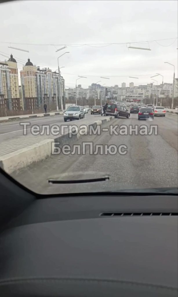 Автомобиль застрял на бордюре Нового моста в Белгороде