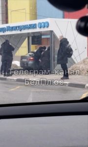 Авария на улице Магистральной: автомобиль врезался в остановку общественного транспорта