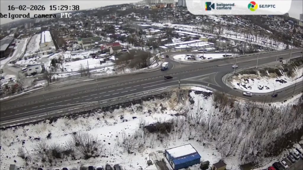 Автомобиль повис на разделительном бордюре после заноса на Новом мосту в Белгороде