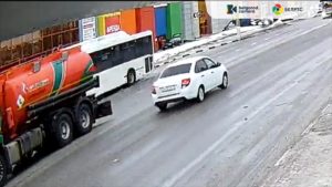 Авария на Магистральной: автомобиль врезался в остановку, пострадала женщина