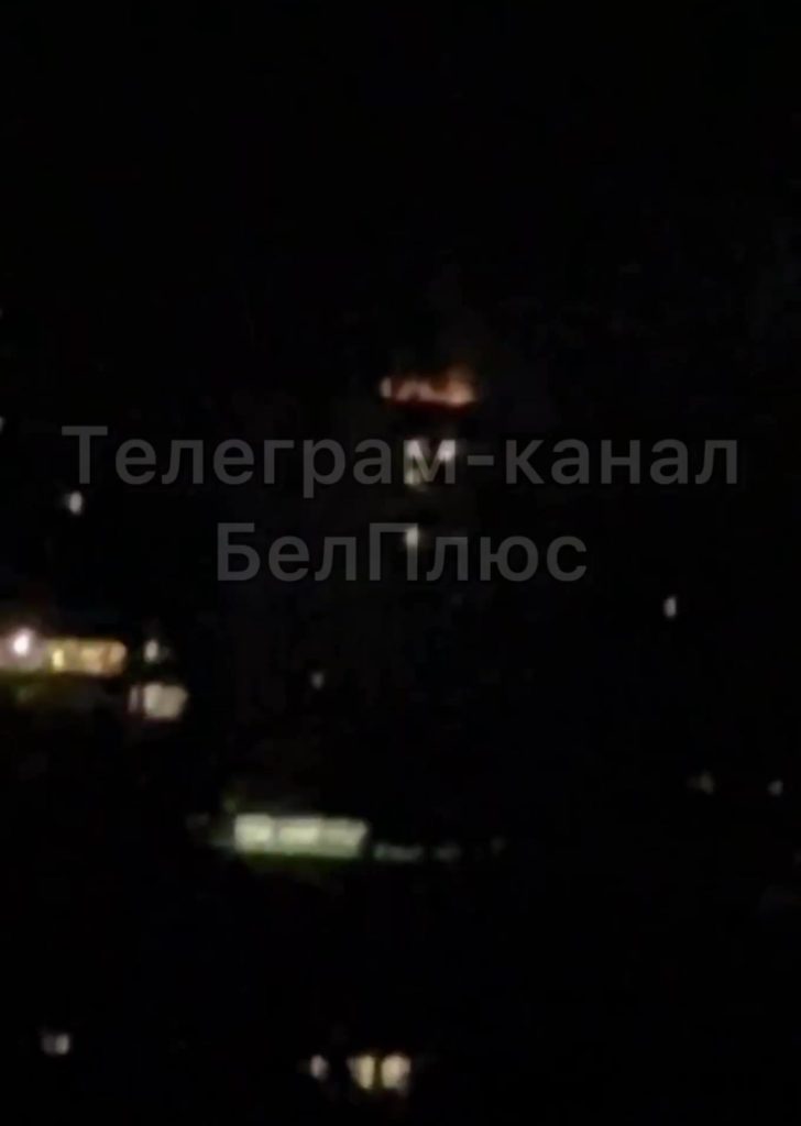 В Белгороде загорелась крыша жилого дома после ракетного обстрела