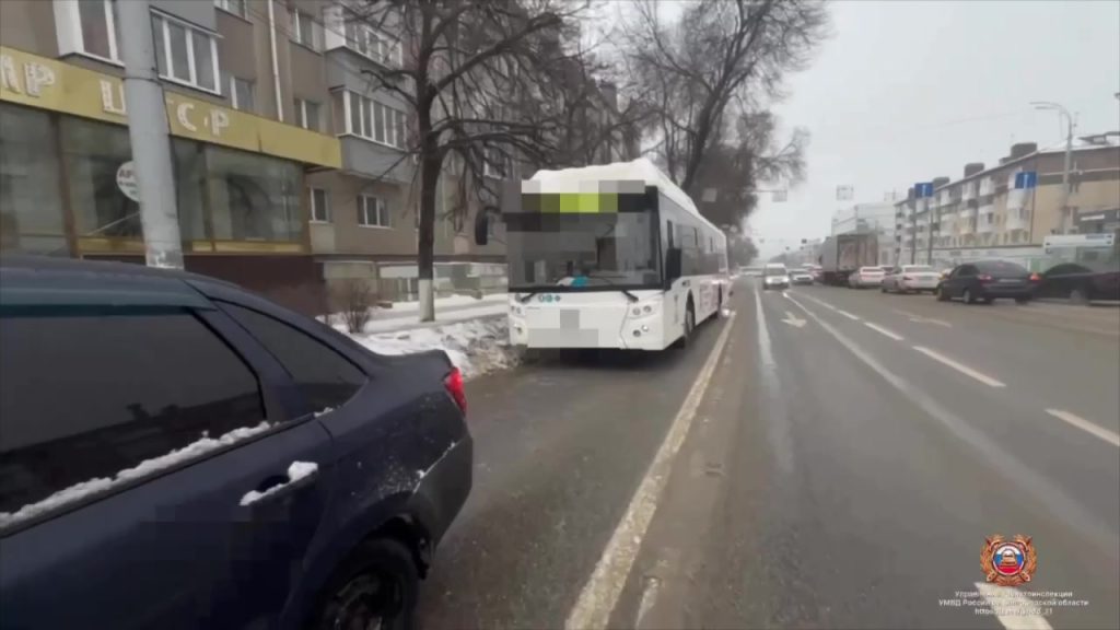 Столкновение легковушки с автобусом на проспекте Богдана Хмельницкого в Белгороде