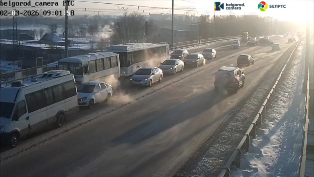 Двойное ДТП на мосту через железную дорогу на улице Волчанской