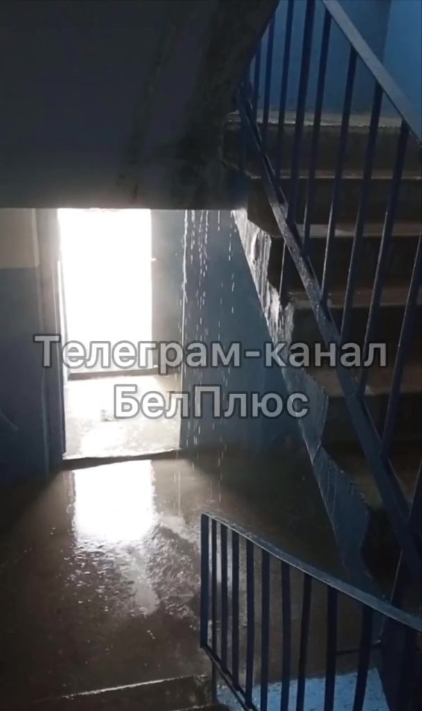 Четыре часа кипяток заливает подъезд на Спортивной: жильцы остались без отопления