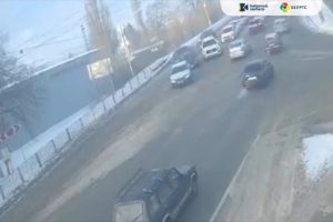 Авария на повороте с моста на улицу Дзгоева: водитель Mazda поплатился за объезд пробки