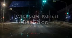 Сугробы на перекрёстке Губкина-Будённого вынуждают водителей нарушать ПДД