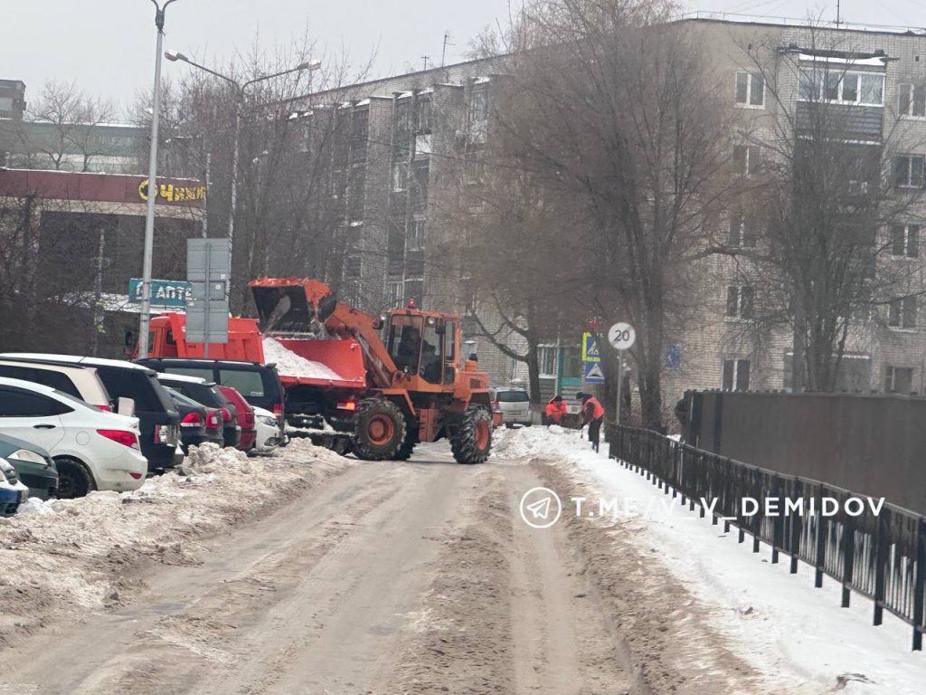 Белгородские коммунальщики ведут круглосуточную борьбу с гололёдом
