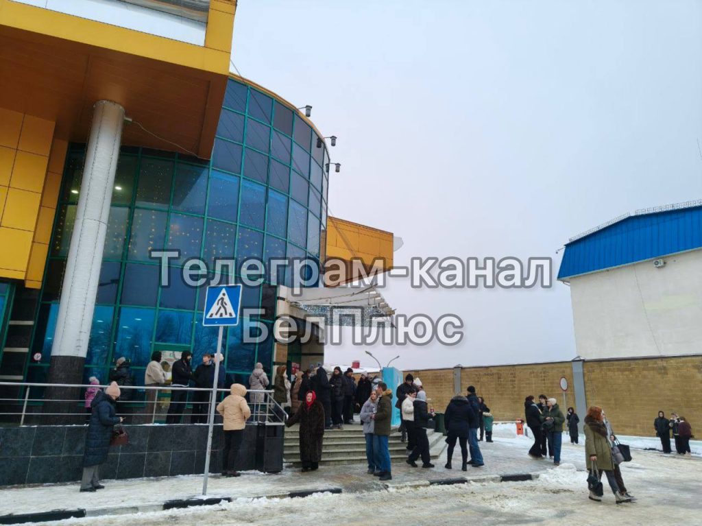 Эвакуация в ТЦ «Рио»: посетителей вывели из-за прорыва трубы