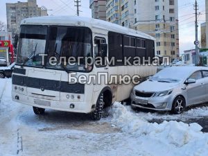 В Белгороде водитель автобуса при парковке повредил легковой автомобиль