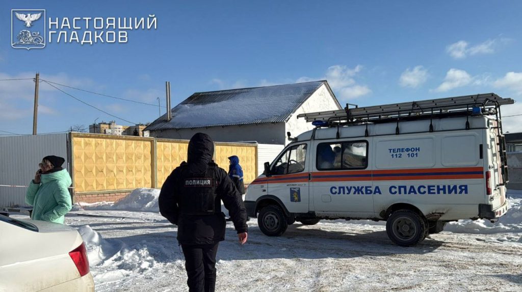 Воронка от боеприпаса обнаружена на территории предприятия в Белгороде