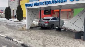 Автомобиль врезался в остановку на Магистральной: пострадала пожилая женщина
