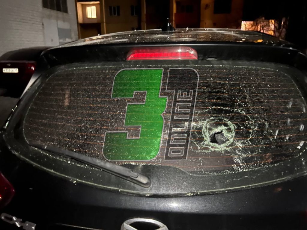 Обломки повредили автомобиль на проспекте Ватутина в Белгороде