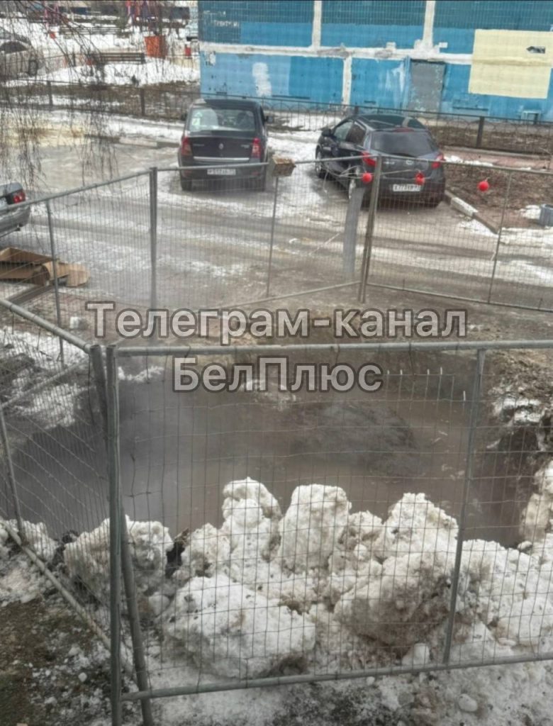 Жильцы дома на Ватутина, 12 в Белгороде страдают от сырости и пара во дворе