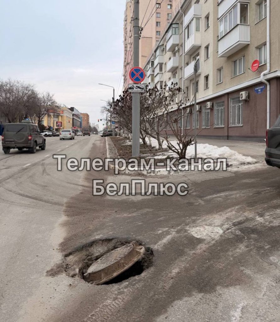 Опасный люк угрожает жителям и автомобилистам на Преображенской улице