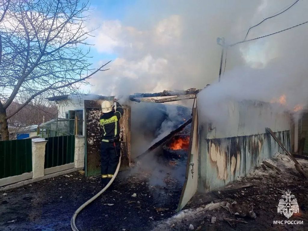 Пожар уничтожил гараж и автомобиль в Волоконовке