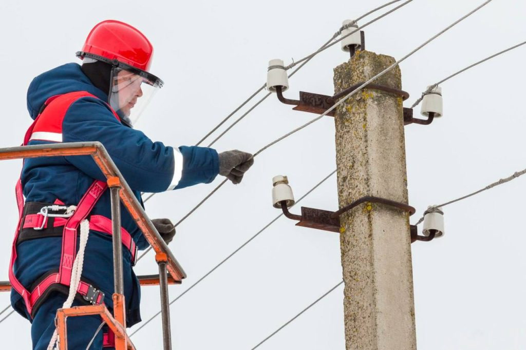 Веерные отключения электроэнергии в Белгородской области из-за повреждений сетей