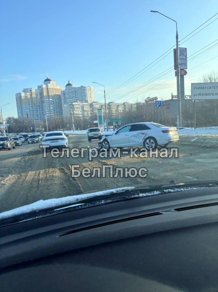 Авария на мосту проспекта Богдана Хмельницкого: столкнулись три автомобиля