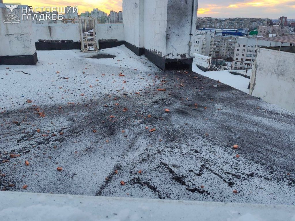 Беспилотники и обломки ракет повредили жилые дома и автомобили в Белгородской области