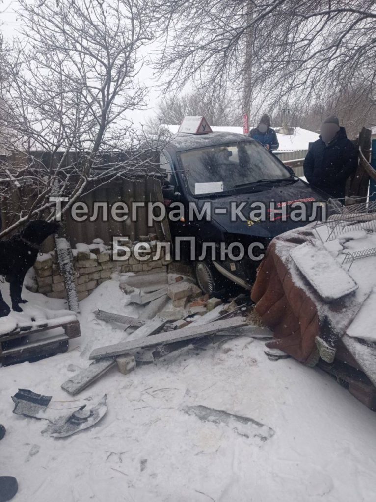 Учебный автомобиль врезался в забор на улице 8 Марта в Белгороде