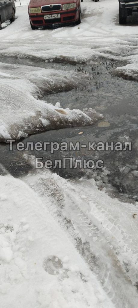 Снежный тупик: жители дома на Вокзальной не могут выехать со двора
